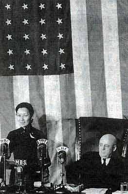 宋美龄(左)1943年在美国国会演讲